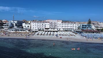 Privatstrand in der Nähe, Liegestühle, Sonnenschirme, Strandbar