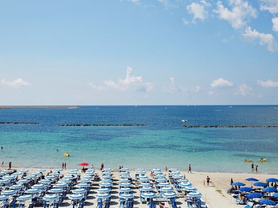 Gần bãi biển riêng, ghế dài tắm nắng, dù trên bãi biển