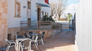 Exterior de un hotel con un letrero que dice 