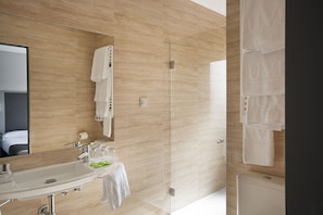 Basic Double Room, 1 Double Bed | Bathroom shower - Hostal T4 (Paracuellos de Jarama)