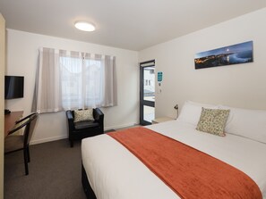 Estudio superior | Escritorio, espacio para trabajar con laptop y cortinas blackout 