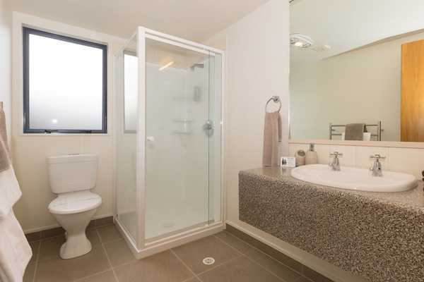 Standard Room, 1 Bedroom | Bathroom | Shower, free toiletries, hair dryer, towels