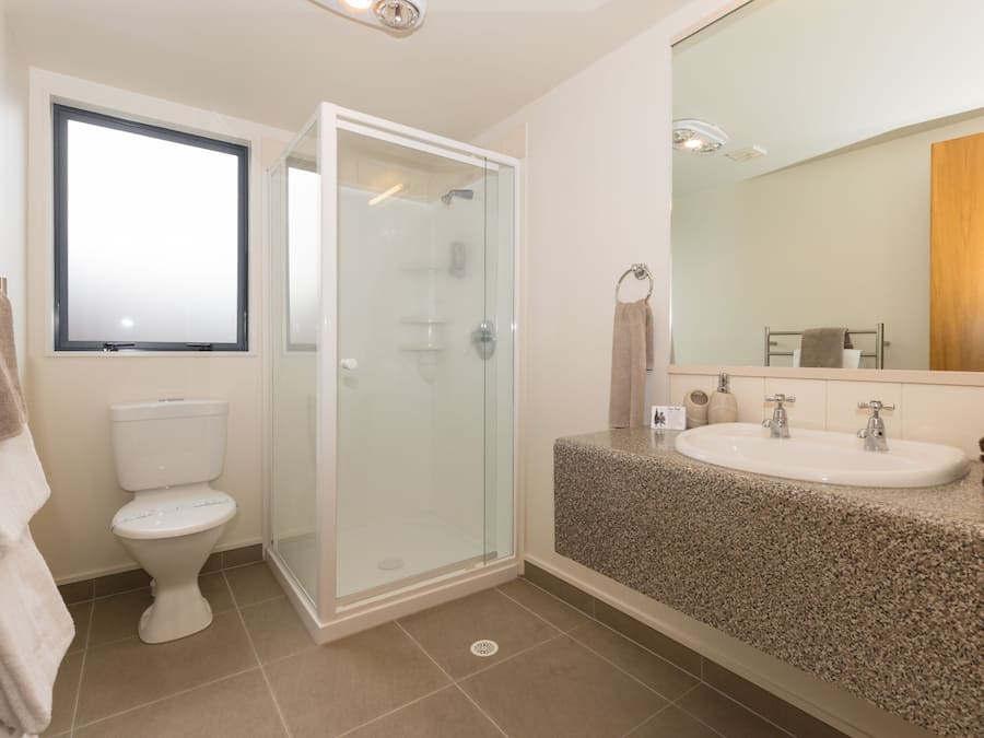 Standard Room, 1 Bedroom | Bathroom | Shower, free toiletries, hair dryer, towels