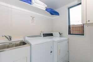 Laundry room - Bella Vista Motel Dunedin (Dunedin)