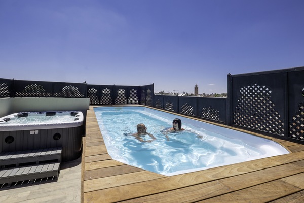 Una piscina al aire libre