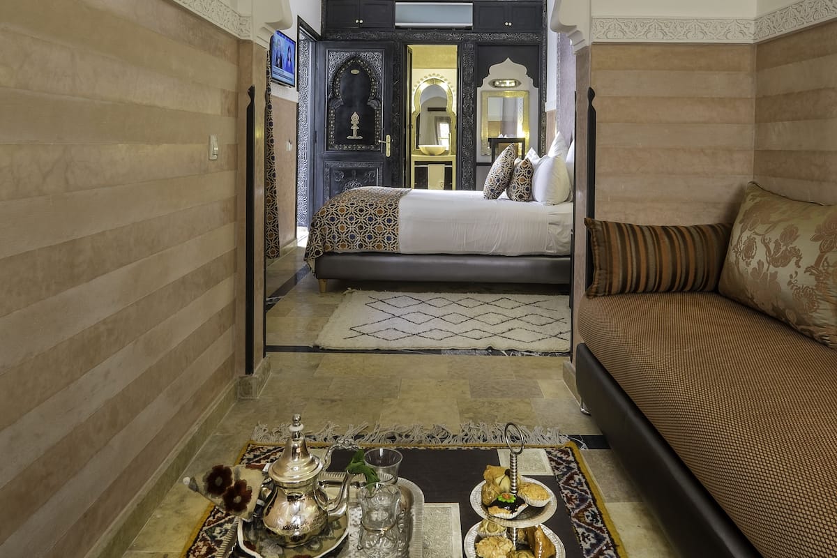 Deluxe Suite, 1 Bedroom, Non Smoking, City View | Living area