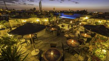 Bar junto a la piscina