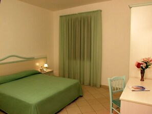Double Room | In-room safe, desk, cots/infant beds, rollaway beds