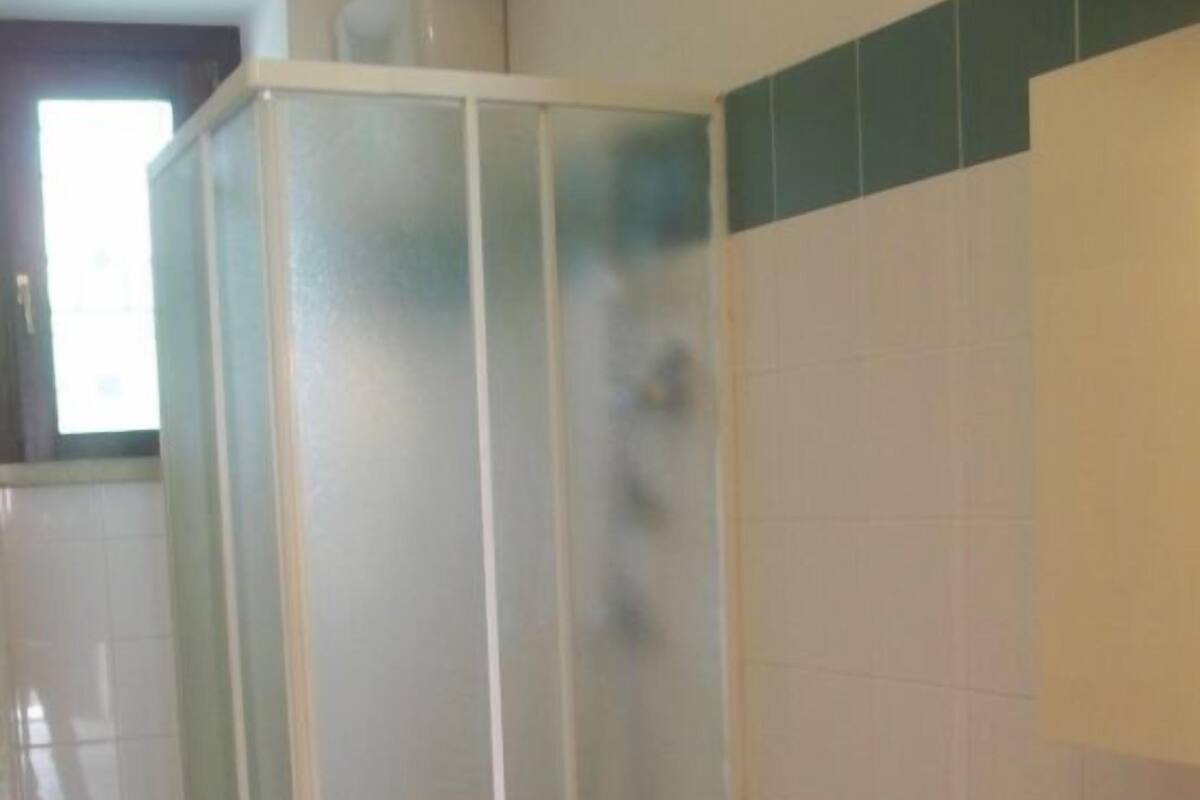 Combined shower/bathtub, free toiletries, hair dryer, bidet