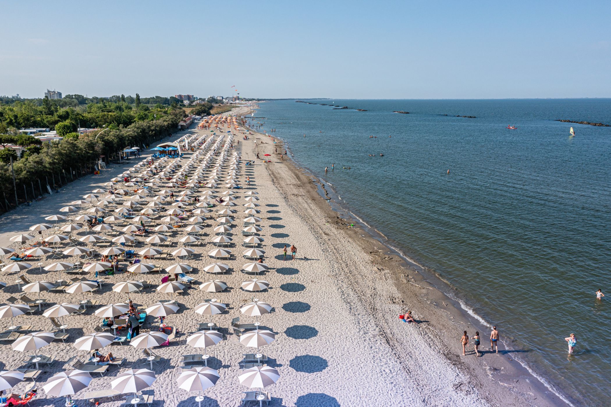 Aan een privéstrand, beachvolleybal