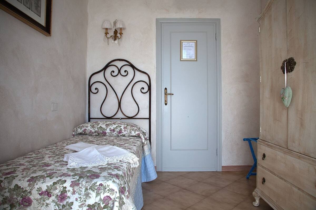 Quarto solteiro, banheiro privativo (esterno) | Camas Select Comfort, cofres nos quartos, individualmente mobiliados