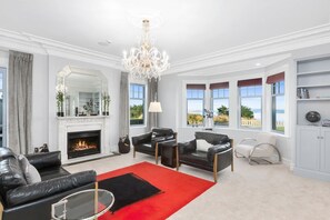 Télévision à écran plat, cheminée