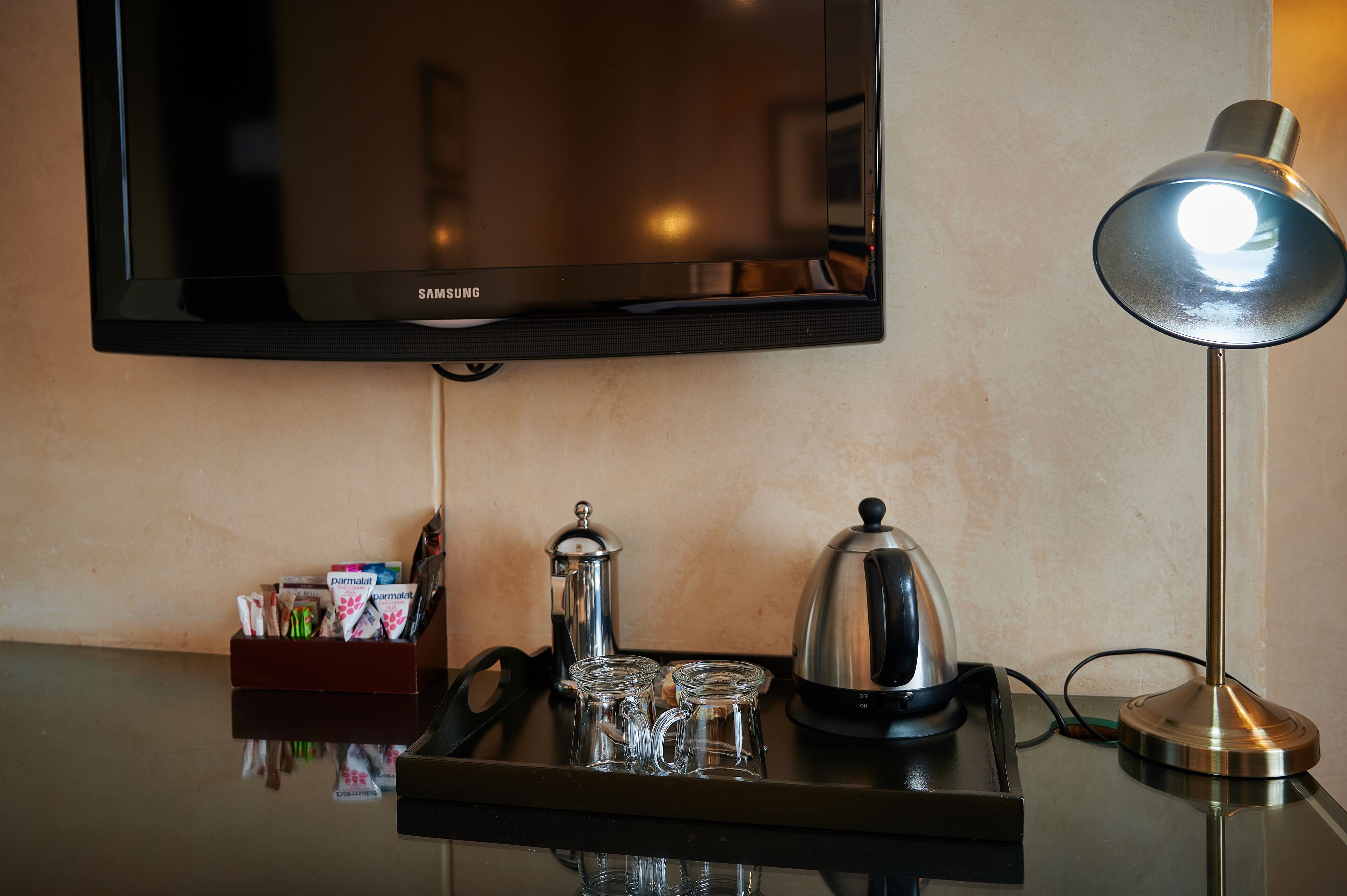 luxury double room | living area | 32-inch flat-screen tv with cable channels, tv