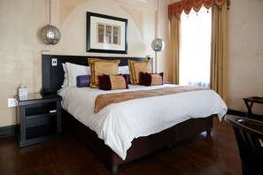 Suite junior, 1 cama King size | Caja de seguridad en la habitación y escritorio 