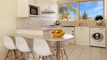 Køleskab/fryser i fuld størrelse, mikrobølgeovn, ovn, kogeplade