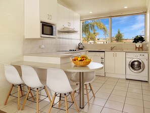 Full-sized fridge, microwave, oven, stovetop - Seashells Apartments Merimbula (Merimbula)