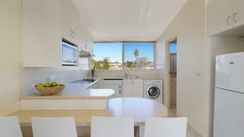 Full-size fridge, microwave, oven, stovetop