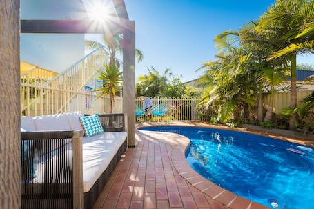 Una piscina al aire libre, cabañas de piscina gratuitas, tumbonas. Seashells Apartments Merimbula