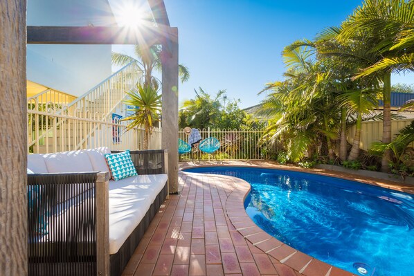Outdoor pool, free pool cabanas, pool loungers - Seashells Apartments Merimbula (Merimbula)