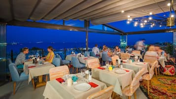Se sirven comidas, cenas y cocina turca con vista al mar