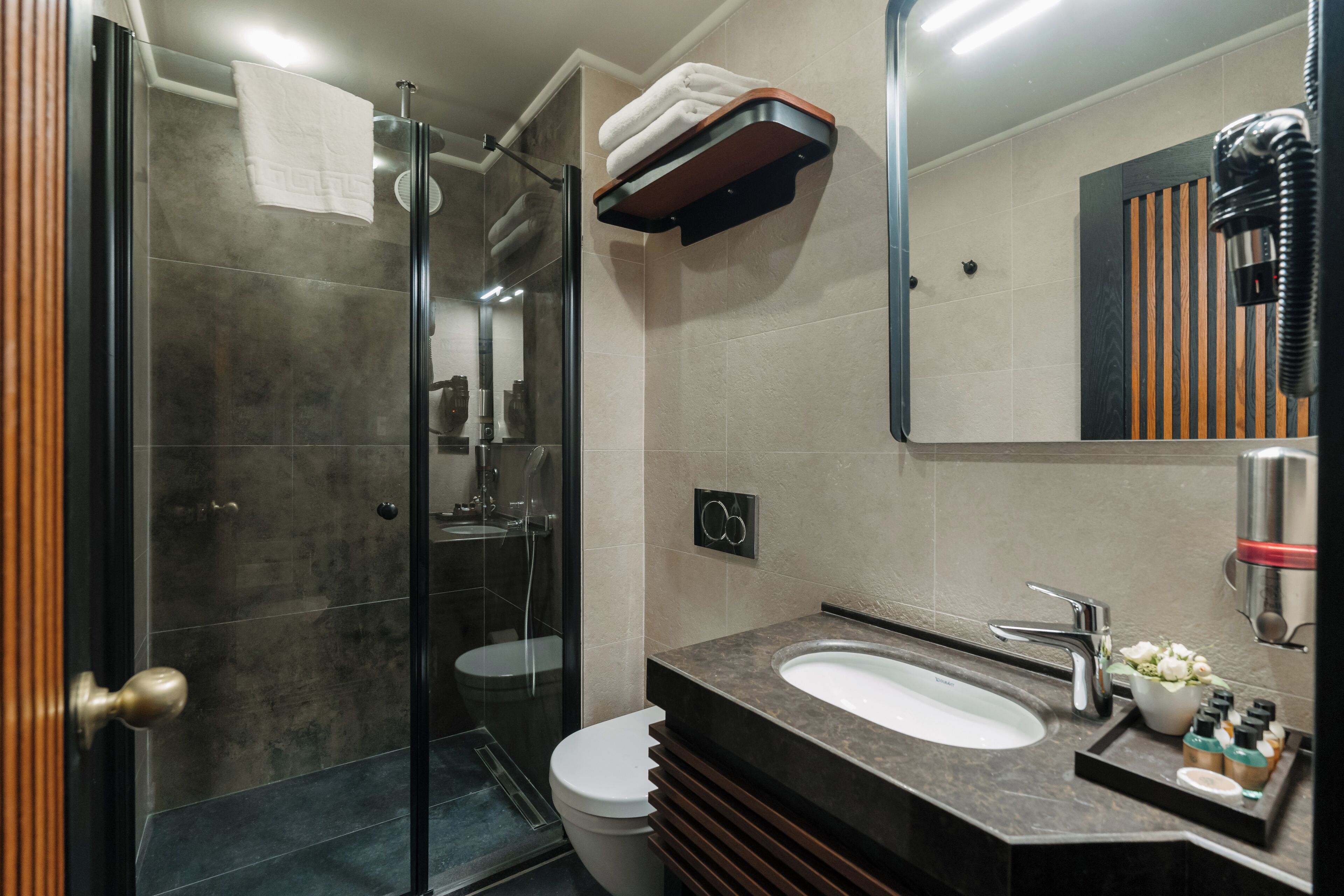 Bañera, bañera de hidromasaje, secador de pelo, pantuflas