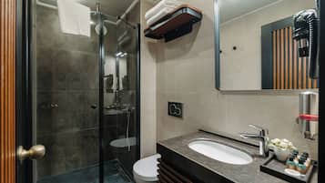 Bañera, bañera de hidromasaje, secador de pelo, pantuflas