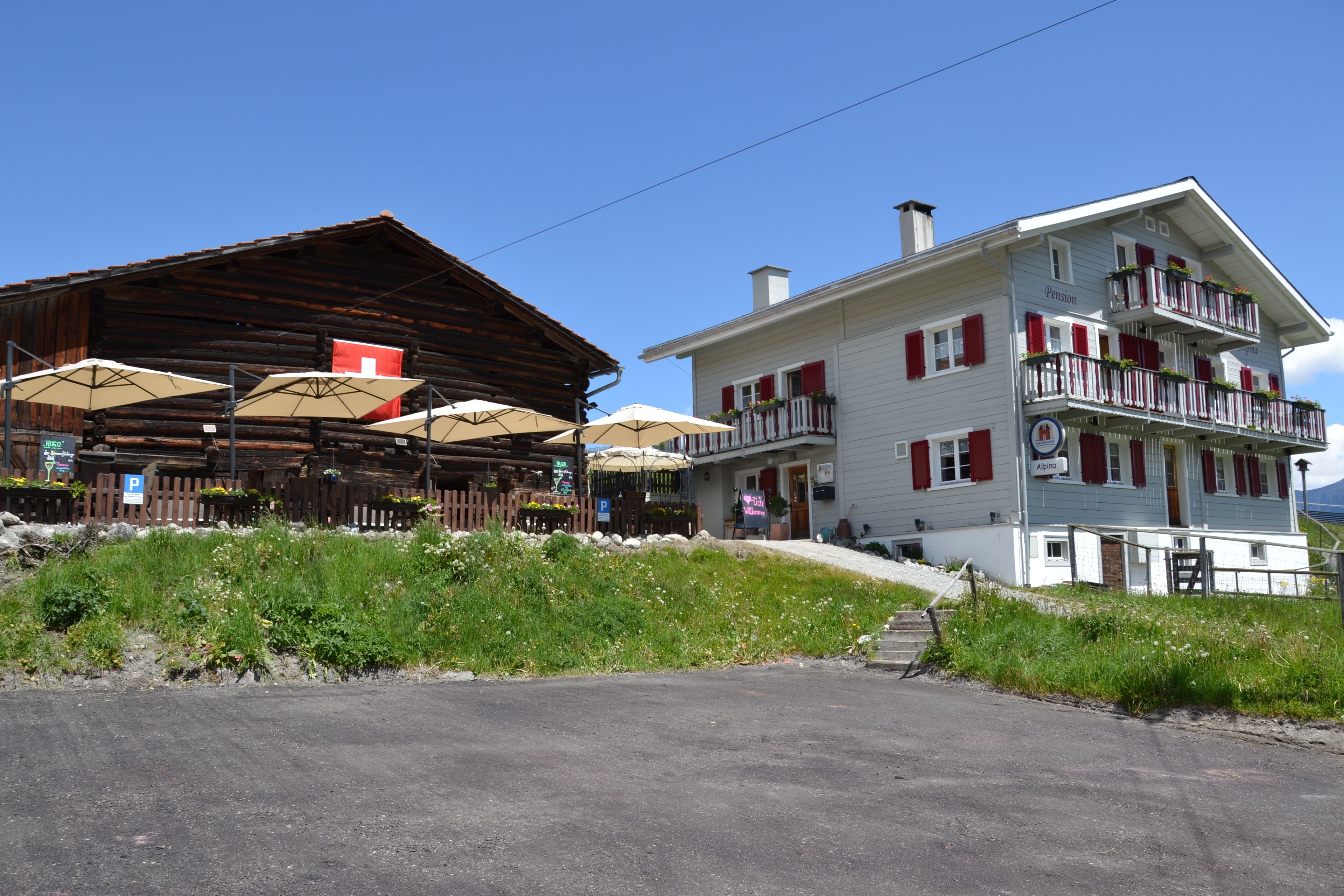 En bygning med balkon og et skilt der står 'Pension'.