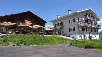 En bygning med balkon og et skilt der står 'Pension'.