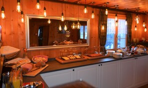 Breakfast buffet - Gasthaus Alpina (Tschappina)