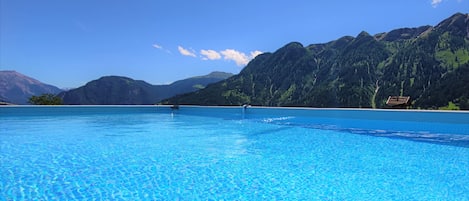 Una piscina al aire libre de temporada