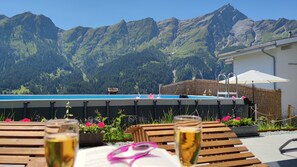 Seasonal outdoor pool - Gasthaus Alpina (Tschappina)