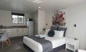 Quarto standard (Motel Style 2 Bedroom) | Cozinha privada | Refrigerador em uma área comum, micro-ondas, cafeteira/chaleira