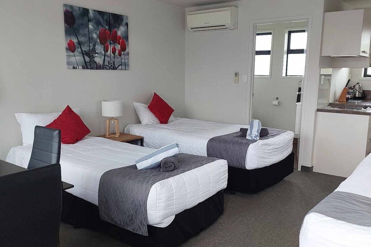 Motel studio 4a | In-room safe, cribs (free), WiFi (free), individually furnished