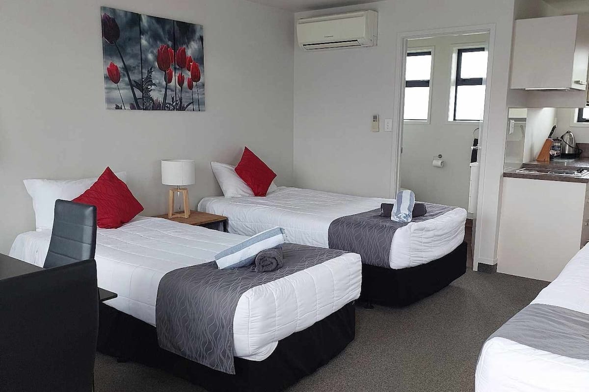 Motel studio 4a | Caja de seguridad en la habitación y muebles diferentes