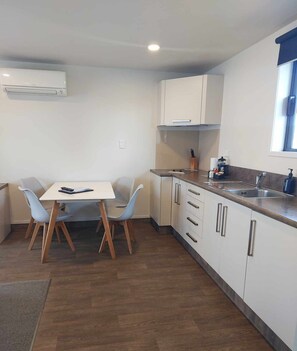 Quarto standard (Motel Style 2 Bedroom) | Cozinha privada | Refrigerador em uma área comum, micro-ondas, cafeteira/chaleira