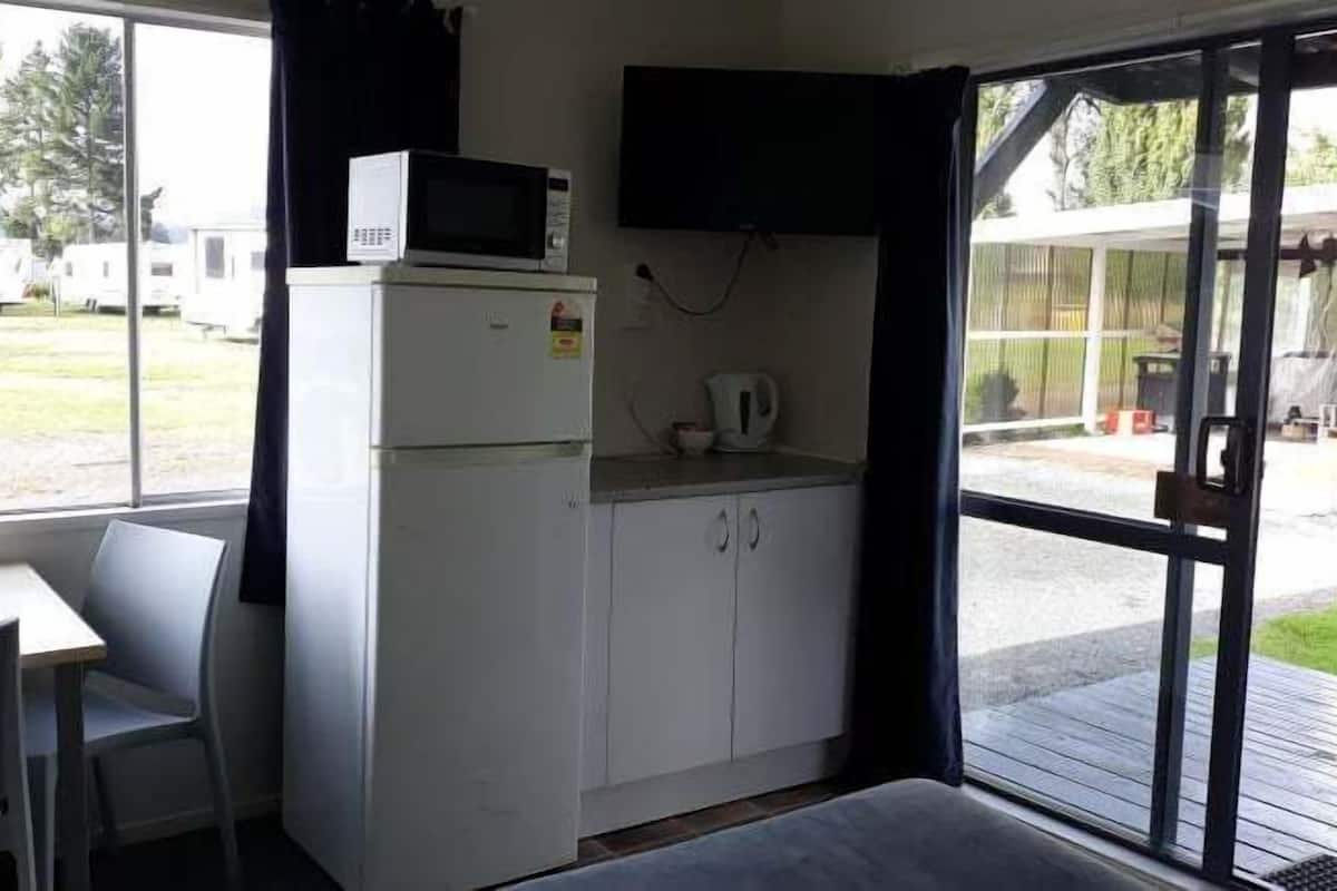 Cabaña estándar | Caja de seguridad en la habitación y muebles diferentes