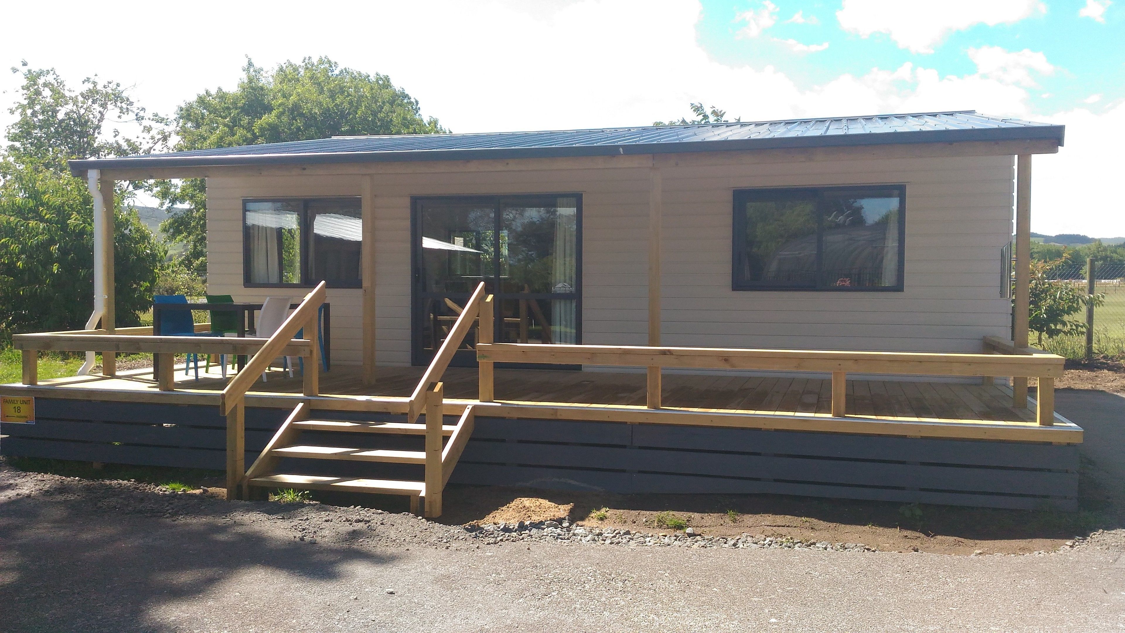 Caja de seguridad en la habitación y muebles diferentes 