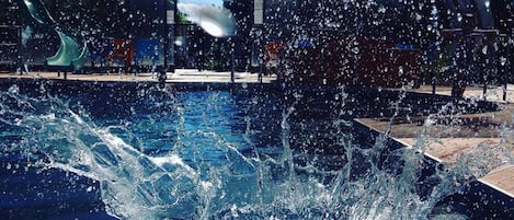 Inomhuspool och utomhuspool, öppettider: 08.00 till 21.30, och solstolar