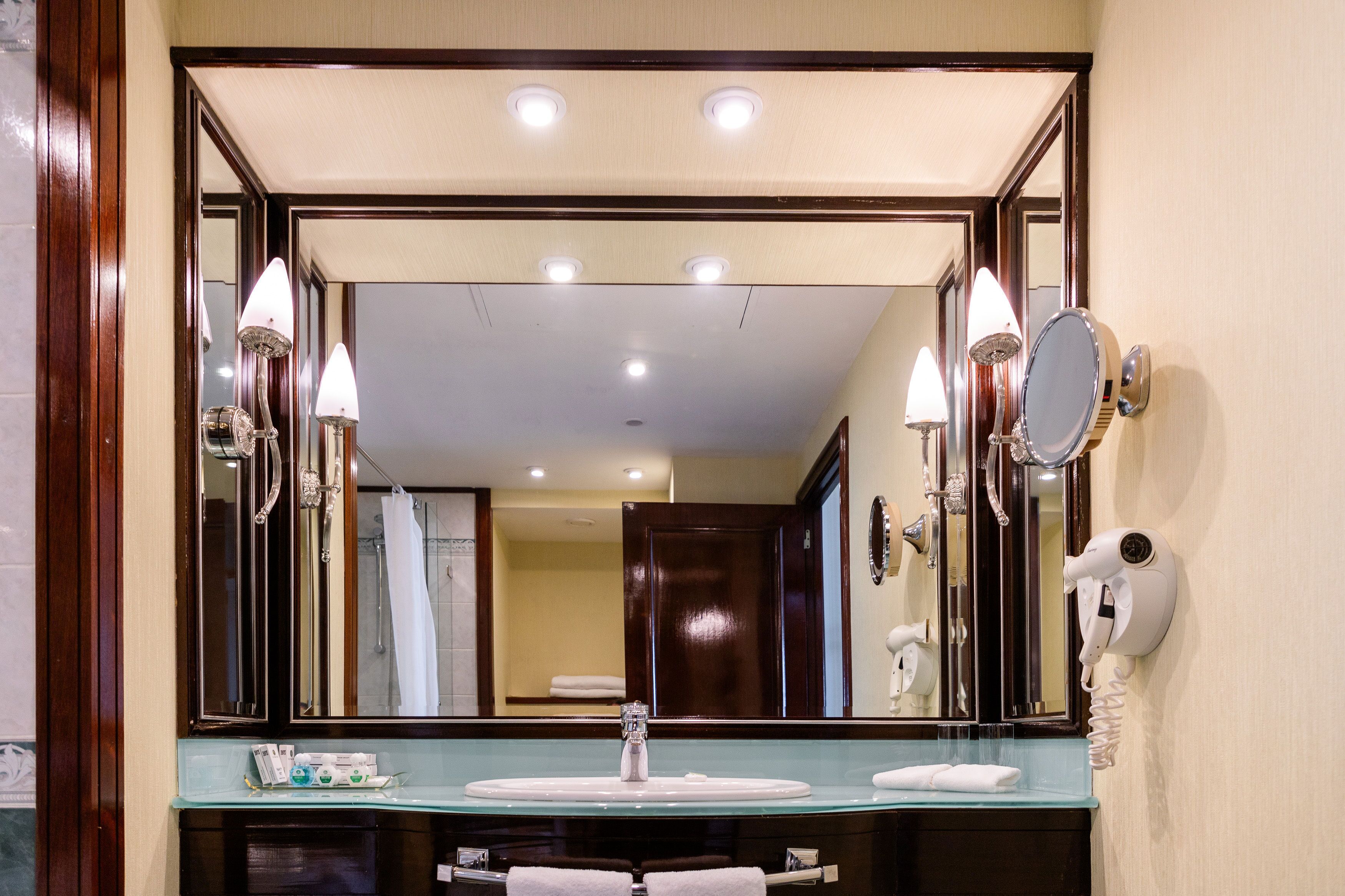 Suite | Kamar mandi | Bathtub, bathtub besar, perlengkapan mandi gratis, dan pengering rambut