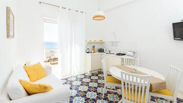 Appartamento, 1 camera da letto, vista mare (2 people) | Copriletto in piuma, una cassaforte in camera, una scrivania
