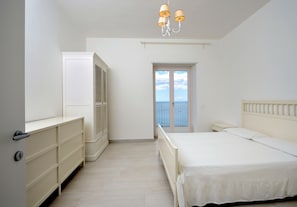 Family Apartment, 2 Bedrooms, Kitchen, Sea View | Down duvets, in-room safe, desk, laptop workspace - Residence Due Torri (Maiori)