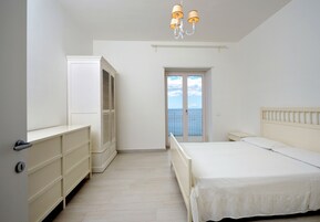 Apartamento familiar, 2 habitaciones, cocina, vistas al mar | Edredones de plumas, caja fuerte, escritorio