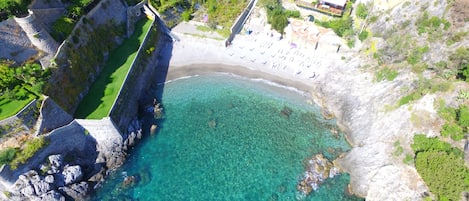 Sulla spiaggia, sabbia scura