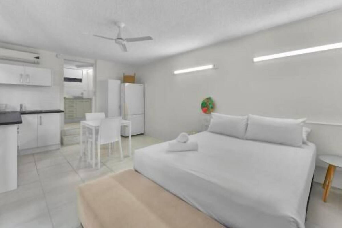 Trang trí khác biệt, trang bị nội thất với thiết kế riêng biệt, bàn