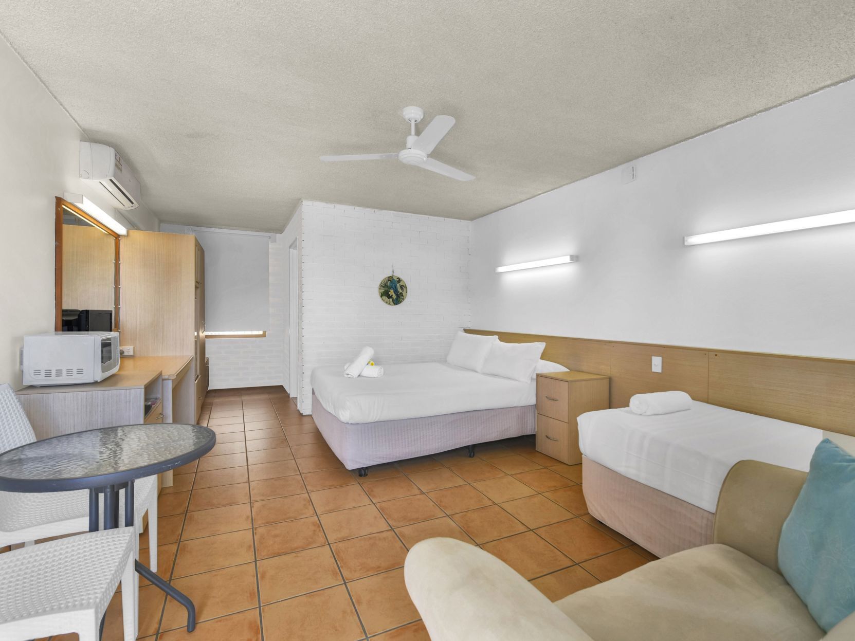 Trang trí khác biệt, trang bị nội thất với thiết kế riêng biệt, bàn 