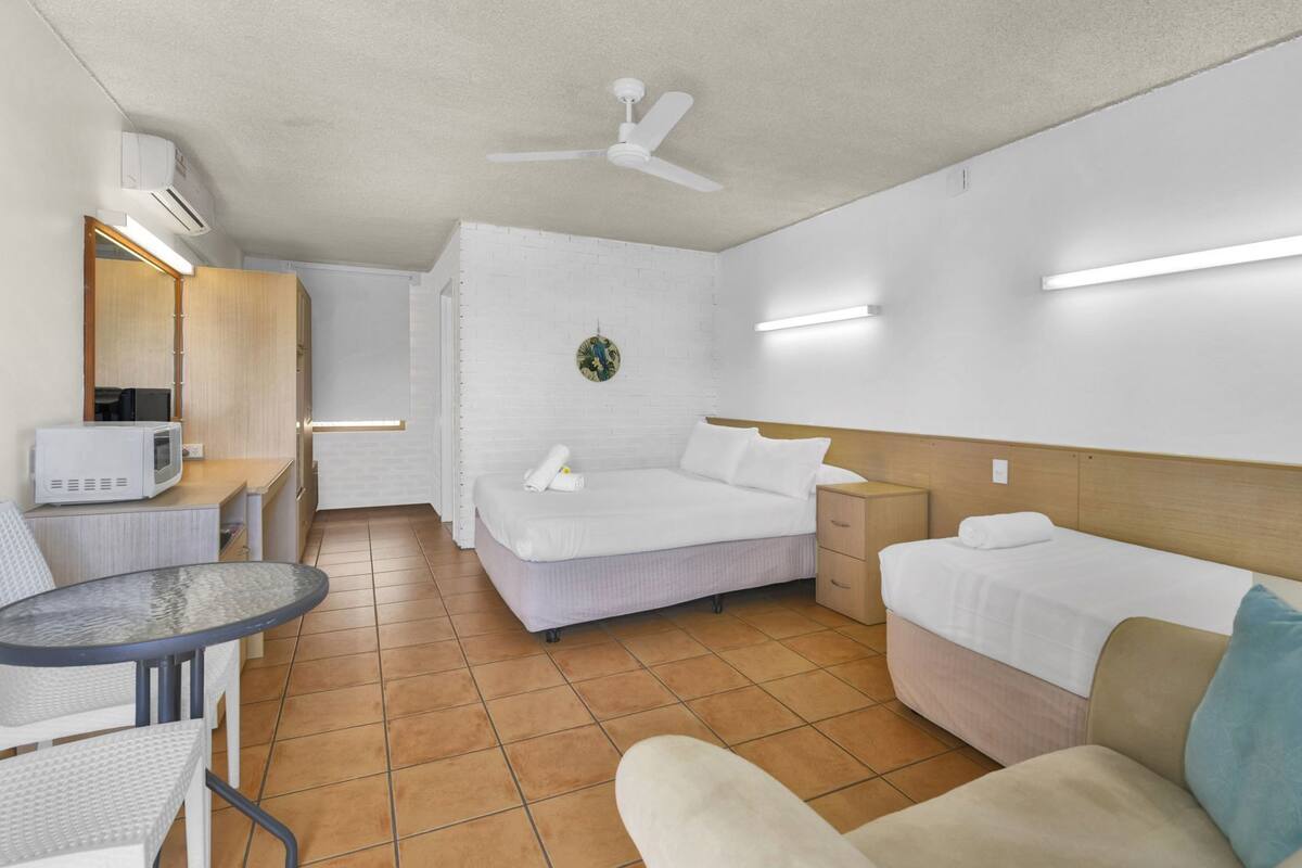 Trang trí khác biệt, trang bị nội thất với thiết kế riêng biệt, bàn