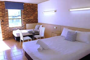 Triple Room | Trang trí khác biệt, trang bị nội thất với thiết kế riêng biệt, bàn