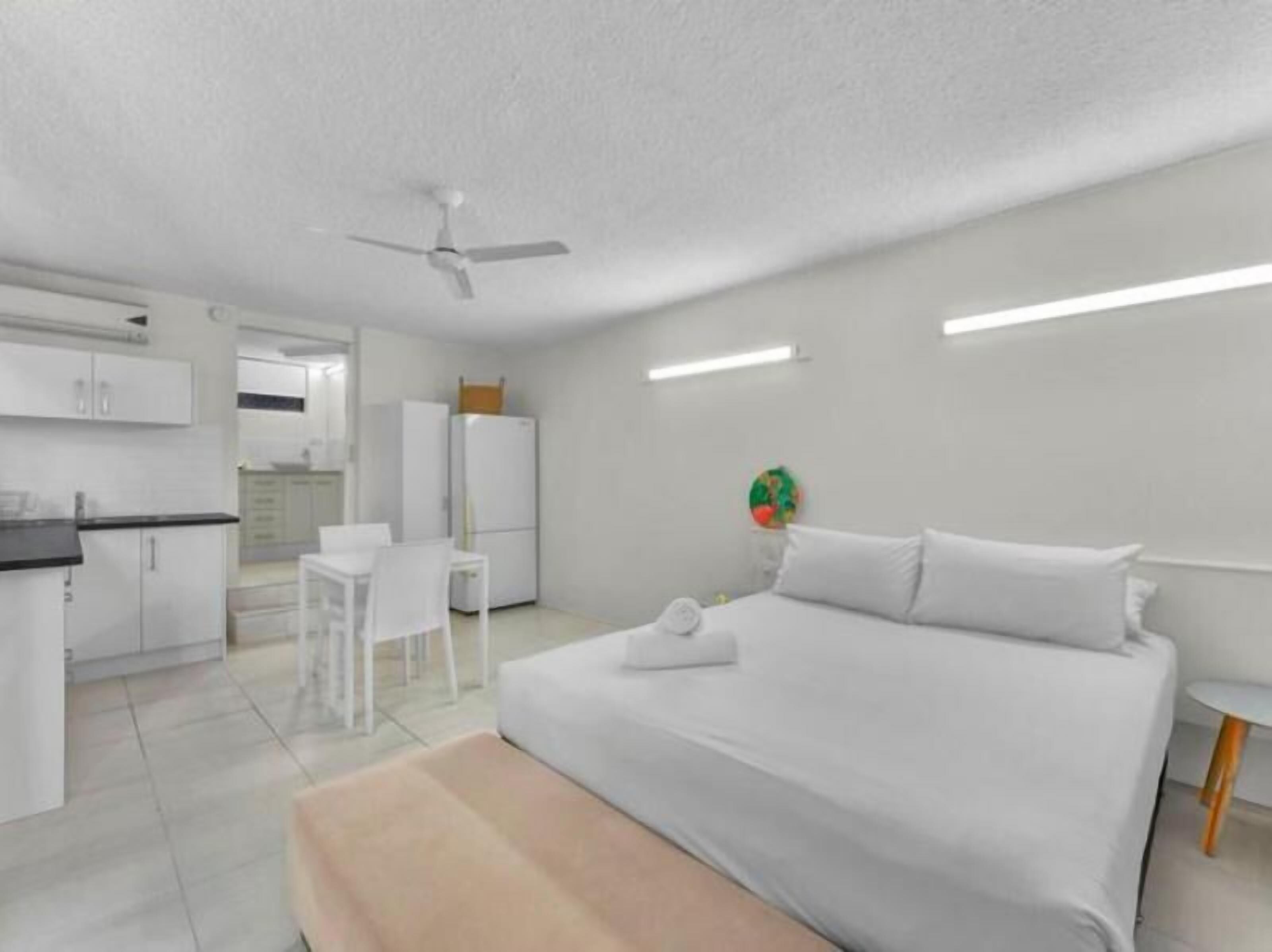 Trang trí khác biệt, trang bị nội thất với thiết kế riêng biệt, bàn 