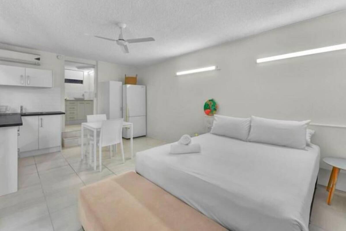 Trang trí khác biệt, trang bị nội thất với thiết kế riêng biệt, bàn