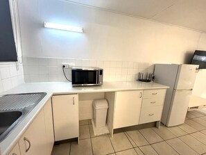 Deluxe Quadruple Room | Private kitchen | Fridge, microwave, electric kettle, toaster - Camden Motor Inn (Mermaid Beach)